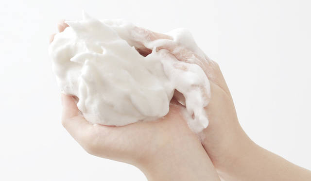 5. 手のひらに山盛りいっぱいの泡で、顔全体に泡を滑（すべ）らすように洗います。ぬるま湯または水で洗い流してください