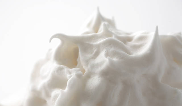 泡が細かいので浸透力があり、毛穴の角栓がゆるくなって汚れを落とします