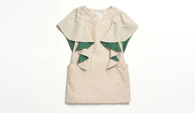 <strong>伊勢丹｜ISETAN × toha 28 “woven” by suzuki takayuki</strong>　フリルフードワンピース3万6750円（RERE）