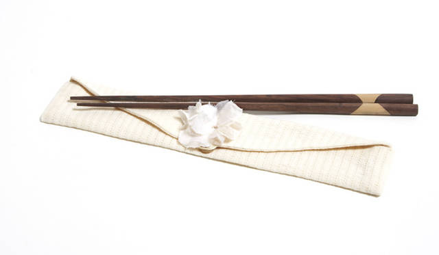 <strong>伊勢丹｜ISETAN × toha 28 “woven” by suzuki takayuki</strong>　箸ケース3150円（toha）　※箸は売り物ではありません