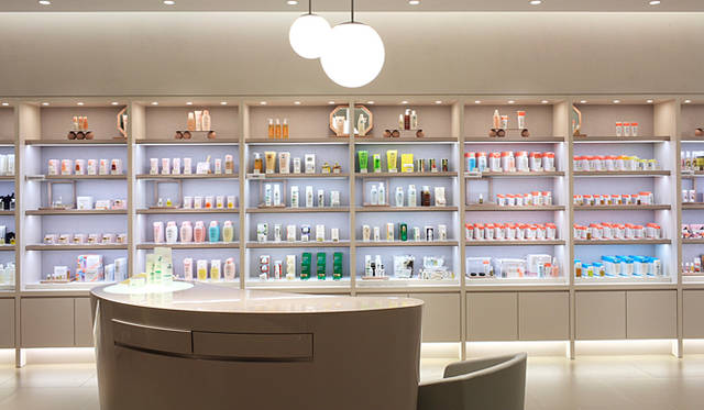 伊勢丹｜ISETAN｜ ビューティアポセカリー｜手前は接客カウンター