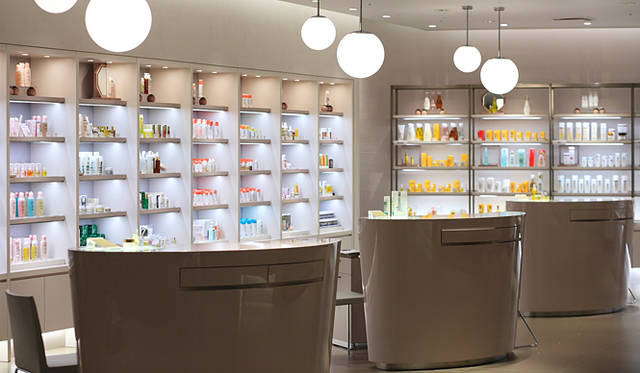 伊勢丹｜ISETAN｜ ビューティアポセカリー｜奥はジュリーク、デクレオールなど（スキンケア）