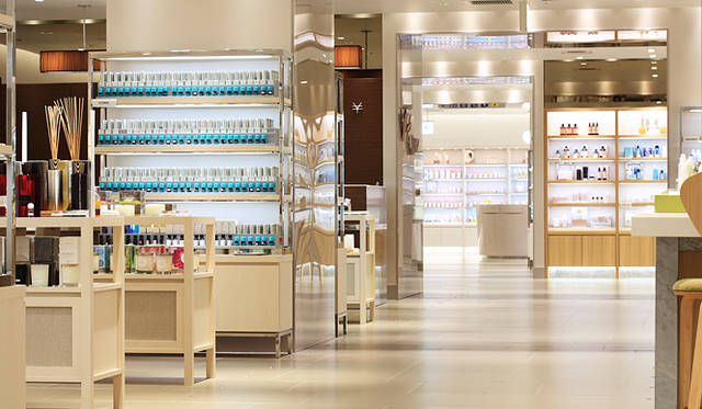 伊勢丹｜ISETAN｜ ビューティアポセカリー｜左がキャンドル・ルームフレグランス・エッセセンシャルオイル