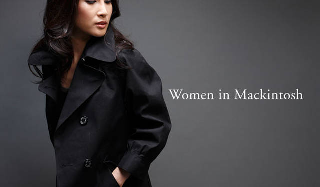 黒のトレンチコート「DEESIDE (ディーサイド)」15万7500円（伊勢丹新宿店 Tel. 03-3352-1111）