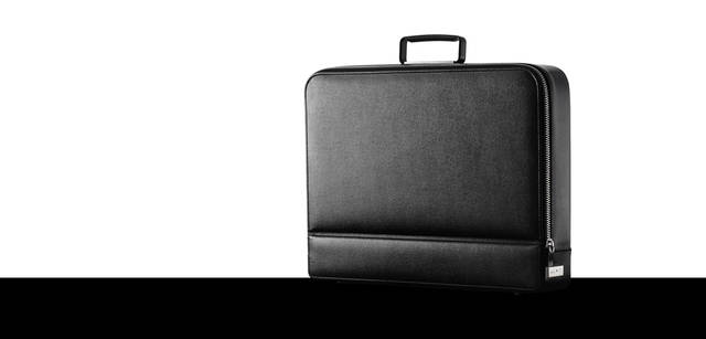 　アタッシェケース『プレミエ』 28万3500円　※タイトルに入っている「Nero e Bianco」は現在販売を中止しております。