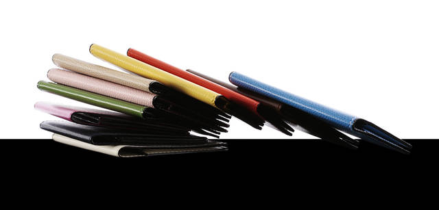 　名刺入れ 2万8350円～3万1500円　※素材により価格がかわります。タイトルに入っている「Nero e Bianco」は現在販売を中止しております。