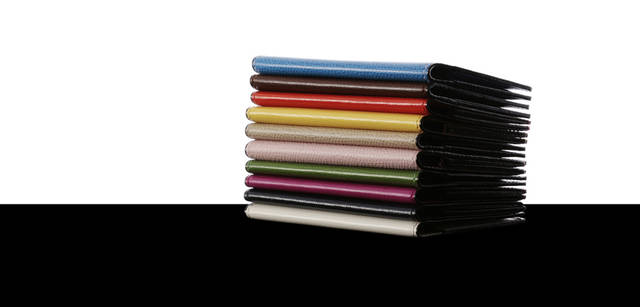 　名刺入れ 3万8350円～3万1500円　※素材により価格がかわります。タイトルに入っている「Nero e Bianco」は現在販売を中止しております。