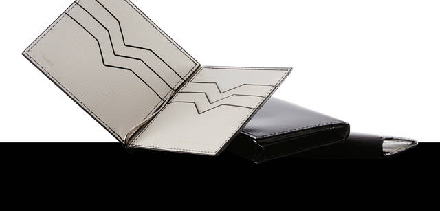 　写真左からグリップウォレット 6万3000円、長財布 7万6650円、名刺入れ 4万9350円　　※タイトルに入っている「Nero e Bianco」は現在販売を中止しております。