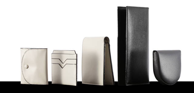 　真左からコインケース 2万4465円、カードケース 1万9950円、財布 3万3600円、長財布 3万4650円、コインケース 1万9950円　　※タイトルに入っている「Nero e Bianco」は現在販売を中止しております。