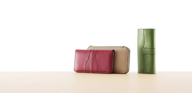 　写真左から長財布 9万4500円、9万9750円、7万1400円　※タイトルに入っている「Nero e Bianco」は現在販売を中止しております。