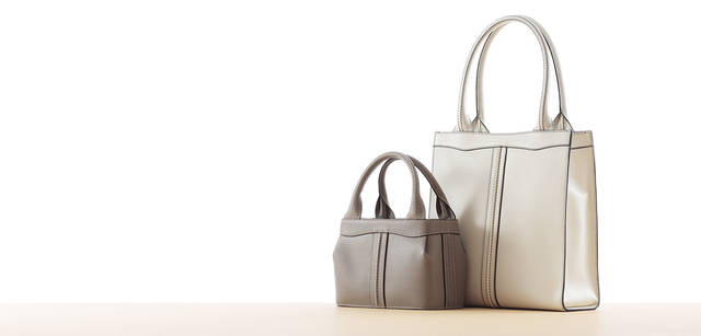 　写真左からハンドバッグ『パンチ』 16万1700円、トートバッグ『パンチ・ショッピング』 11万5500円　※タイトルに入っている「Nero e Bianco」は現在販売を中止しております。