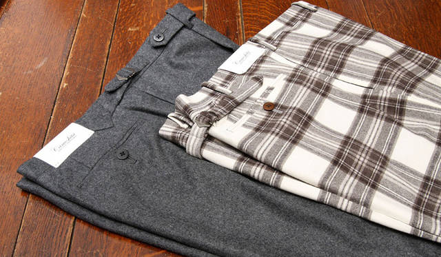 トラウザーズ　左　4万2000円　右　3万7800円