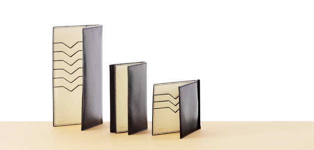 　写真左から長財布 7万6650円　※参考商品、名刺入れ 4万9350円　※参考商品、グリップウォレット 6万3000円　※参考商品　※タイトルに入っている「Nero e Bianco」は現在販売を中止しております。