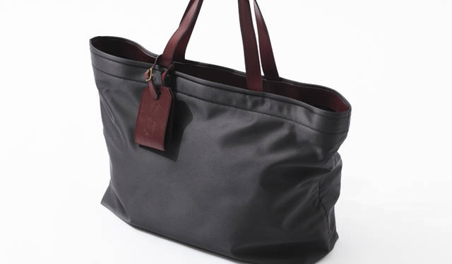 LANVIN｜ランバン　グレイのサテン地にレザーのハンドル、さらにレザーのタグがつく。120周年記念 メンズ・トートバッグ（限定20個） 9万4500円