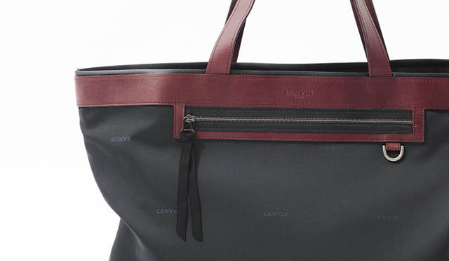 LANVIN｜ランバン　トートバッグはリバーシブルとしても使えるほどの、内側に縫い代が出ない凝った仕立て。インナーのサテン地にはランバン・ブルーでロゴが浮かび上がる。