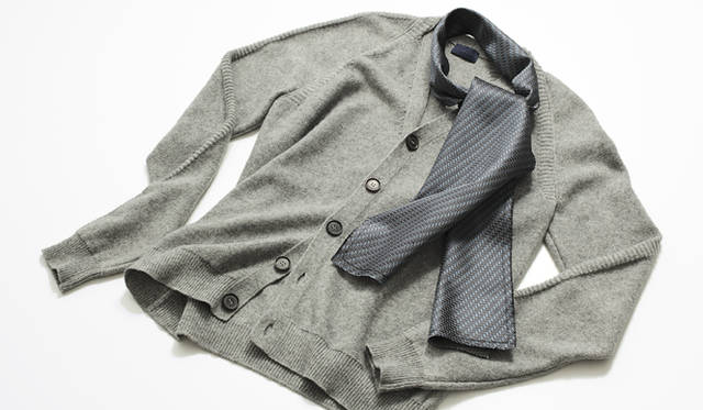 LANVIN｜ランバン　変わり織りがトリミング状に入ったグレーのニットは、1枚で着こなしてもコーディネイトのアクセントになる。織り柄に特徴のあるシルクのストールをあわせて。カーディガン 10万6050円、ストール 4万7250円