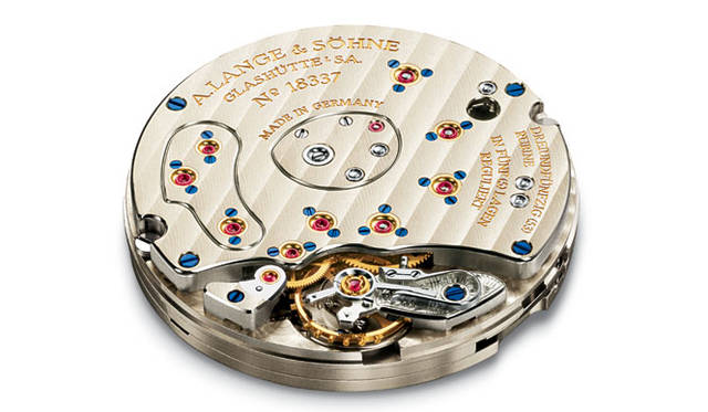 　1994年に発表された新生ランゲウォッチ第一号の「ランゲ1」に搭載される「Cal.L901.0」。裏ブタ側のムーブメント前面を4分の3プレートで覆う伝統的なスタイルを踏襲し、その上には美しいグラスヒュッテ・ピンストラプが刻まれている。精度を微調整するスワンネック・スプリング緩急針や、毎時２万1600振動で時を刻むチラネジ付きのテンプを装備。