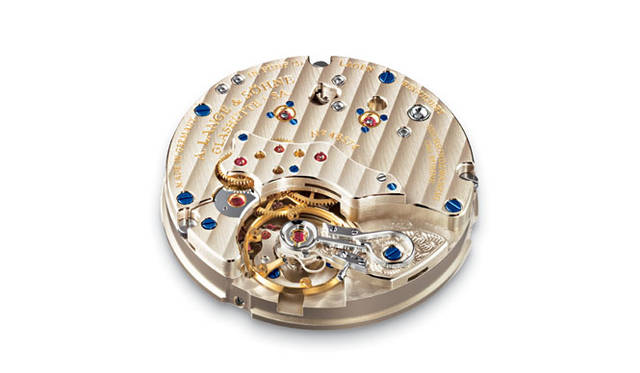 　2006年発表、ランゲ初の中3針式ウォッチ「リヒャルト・ランゲ」の「Cal.L041.2」。センターに秒軸を持つ現代的なスタイルだが、4番車の動力を出車で引っ張らず小さな3つの歯車を噛ませることで摩擦係数を削減。そのため4分の3プレート上に1枚浮き上がったブリッジを設置。チラネジ付きのテンプではなくマスロットを備えたフリースプラング・テンプ採用。自社製ヒゲゲンマイを搭載。