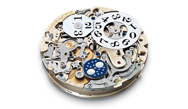 　「ダトグラフ・パーペチュアル」に搭載される「Cal.L952.1」。写真はムーブメントの文字盤側で、2100年まで修正不要な永久カレンダー・モジュールを備えている。裏ブタ側には、ダトグラフ同様、フライバック・クロノグラフを作動させる複雑精緻なメカニズムを有する。そのため直径30.4mm×厚さ5.7mmの体積に、556個のパーツがひしめく。