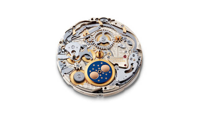 　「ランゲマティック・パーペチュアル」に搭載される「Cal.L922.1」。文字盤から見たものでアウトサイズデイトのディスクを取り外した状態。永久カレンダー・モジュールには2100年までのカレンダーがプログラミングされており、４年ごとの閏年の周期も含めて無修正で表示が可能。裏ブタ側にはオートマティック用のマイクロローターが備えられている。