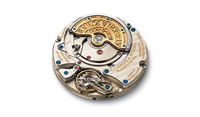 　「サクソニア・オートマティック」に搭載される「Cal.L921.4」。ランゲが特許を取得するゼロリセット機構を搭載しており、時刻合わせの際にリューズを引くと、スモールセコンドの秒針が瞬時に帰零する。ムーブメントの裏ブタ側にはマイクロロータが搭載されている。