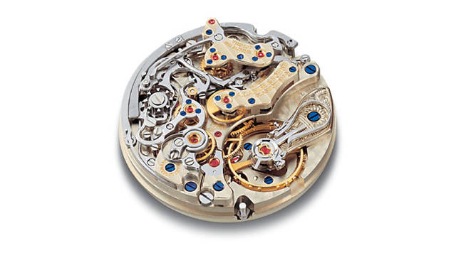 　「ダトグラフ」に搭載される「Cal.L951.1」。スワンネック・スプリング緩急針や、コラムホイール、各種オペレーティンレバーや洋銀製の受け板、その狭間に仕掛けられた精巧な歯車の配置により、きわめて美しい姿を見せる現代最高の名機のひとつ。