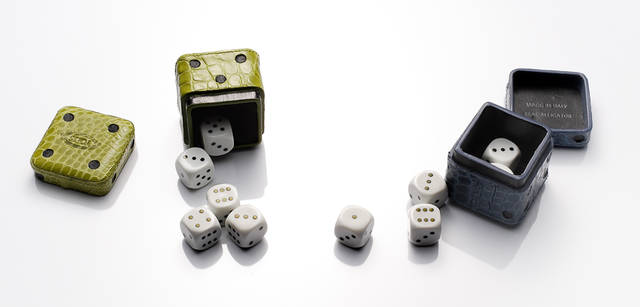 　『カラーステイケース』 左から ブルー 7万9800円、ブラウン、レッド 各3万450円