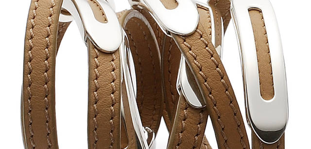 　『ブレスレット』 左からベージュ、ダークブラウン 各7万3500円、グレー、ブラック 各19万5300円、ベージュ 13万6500円