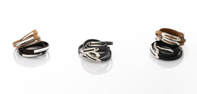 　『ブレスレット』 左からベージュ、ダークブラウン 各7万3500円