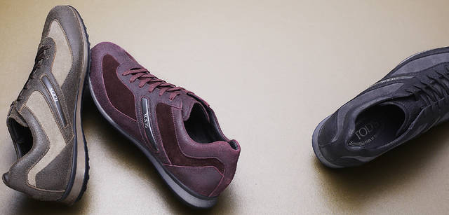 『ヌオヴォ　クオイオ』　左から　ブラック、ブラウン　各9万3450円