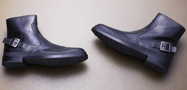 『ウィンター　ゴンミーニ』　左から　ブラック、ボルドー　各5万8800円