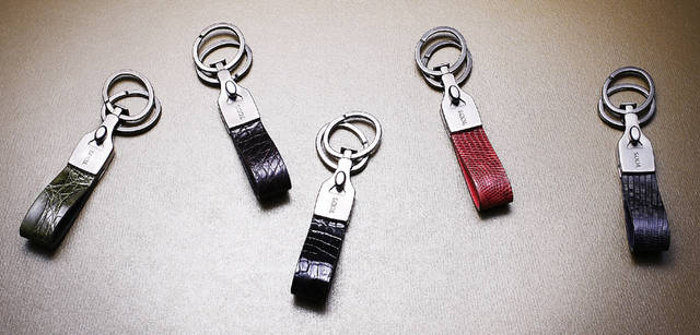 『ブレスレット』　左側　ダークブラウン、ブラック、オレンジ、ネイビー　各2万2050円　右側　ブラック、ベージュ、ダークブラウン、ネイビー　各3万450円