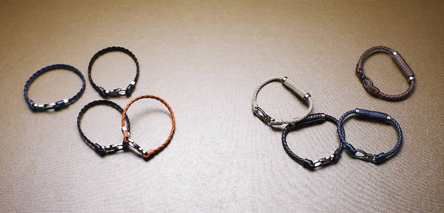 『カフス』　左から　ダークブラウン、オレンジ　各1万7850円