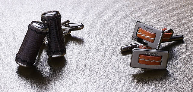 『スカーフ』　上から　ホワイト+ベージュ、ホワイト+ダークブラウン+グリーン、ホワイト+ブルー+ネイビー、ホワイト+グレー+レッド　各6万1950円