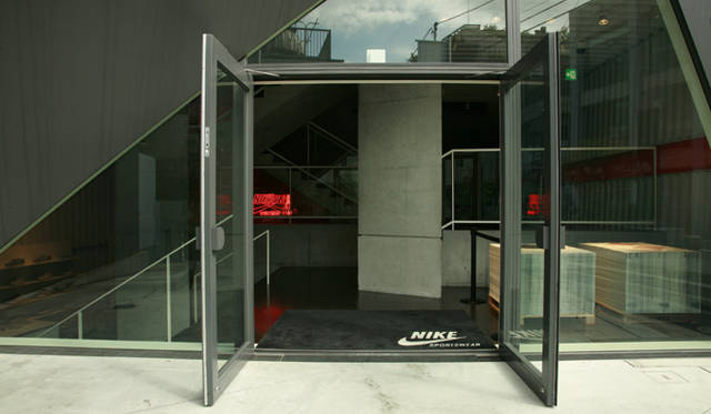 <strong>ナイキ｜NIKE｜原宿・キャットストリートにNSW STOREオープン</strong> NSW STORE 東京都渋谷区神宮前6-14-5 Tel. 03-5774-5585