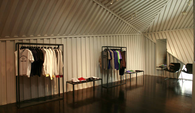 <strong>ナイキ｜NIKE｜原宿・キャットストリートにNSW STOREオープン</strong> NSW STORE 東京都渋谷区神宮前6-14-5 Tel. 03-5774-5585