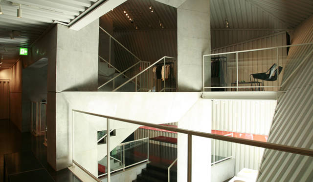 <strong>ナイキ｜NIKE｜原宿・キャットストリートにNSW STOREオープン</strong> NSW STORE 東京都渋谷区神宮前6-14-5 Tel. 03-5774-5585