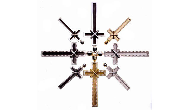 <b>CHROME HEARTS｜クロムハーツ</b>　クロムハーツ FOR メイプルソープ<br><b>ペンダント</b>(一番上から右回り)　Cross Large─Silver 12万2850円（Small l8万850円）、Cross Small─22K Gold Pave Diamond Edge 280万3500円、Cross Large─White Gold Pave Diamond Edge 609万円、Cross Small─White Gold Pave Diamond Edge 280万3500円、Cross Large─22K Gold Pave Diamond Edge 609万円、Cross Small─Silver Pave Diamond Edge 134万4000円、Cross Large─Silver Pave Diamond Edge 294万円、Cross Small─Silver 22K Gold Glory Rays 17万9550円（Large 23万6250円）（すべて税込）
