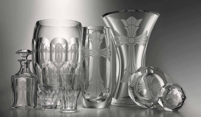 <b>CHROME HEARTS｜クロムハーツ</b>　クロムハーツ FOR メイプルソープ<br>左から、Decanter 21万円、Camellia Vase 140万1750円、Old Fashion Glass 7万8750円、Hiball Glass 7万8750円、Cylinder Vase 92万7150円、 Umbrella Vase 133万8750円、Ashtray（Large）34万1250円、（Small）15万7500円（すべて税込）