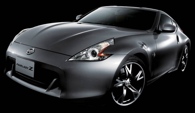 <b>NISSAN FAIRLADY Z｜日産フェアレディZ</b><br>ボディカラーは写真のブレードシルバーほか、プレミアムアルティメイトイエロー、プレミアムマリンブルーなど全8色。全色に塗装表面の擦りキズが復元するスクラッチシールドを標準設定。