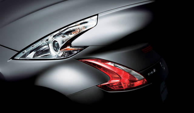<b>NISSAN FAIRLADY Z｜日産フェアレディZ</b><br>ヘッドランプとリアコンビネーションランプは、ブーメランモーションという同様のデザインモチーフが与えられ、スタイリング全体を引き締めている。