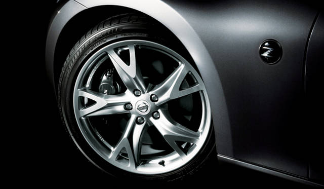 <b>NISSAN FAIRLADY Z｜日産フェアレディZ</b><br>Version S、同ST用のレイズ製アルミ鍛造19インチホイール。タイヤサイズは前245/40R19、後275/35R19となる。