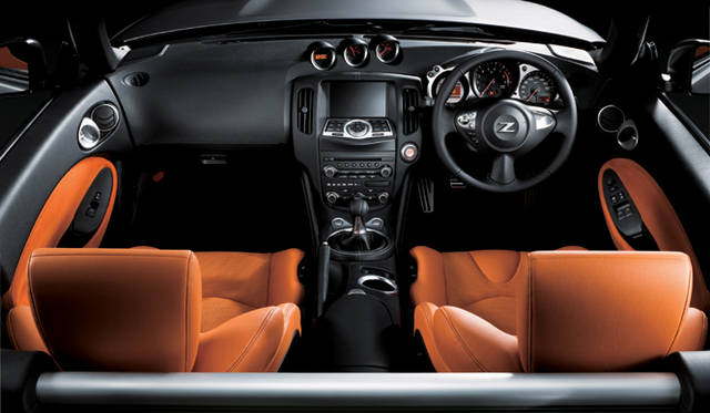 <b>NISSAN FAIRLADY Z｜日産フェアレディZ</b><br>よりスポーティに、よりハイクオリティに仕上げられたインテリア。またラゲッジルームには、ゴルフバッグが2個収納可能。