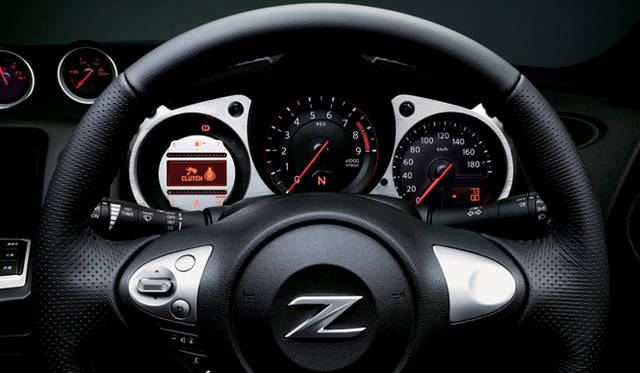 <b>NISSAN FAIRLADY Z｜日産フェアレディZ</b><br>メータナセル内の大型3連メーターは、向かって左から平均燃費やメインテナンス情報などを表示する車両情報ディスプレイ、7500回転よりレッドゾーンがはじまるタコメーター、そしてスピードメーターとなる。
