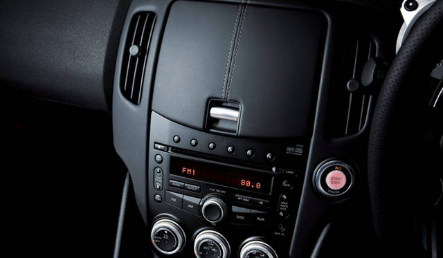 <b>NISSAN FAIRLADY Z｜日産フェアレディZ</b><br>センターコンソールのインストアッパーボックス。メーカーオプションで用意されるカーウィングスナビゲーションシステムを装着した場合、同位置にモニターが設置される。