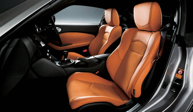 <b>NISSAN FAIRLADY Z｜日産フェアレディZ</b><br>シートはベースモデルとVersion Sがファブリック（黒）、Version Tと同STが本革×スエード調ファブリック（パーシモオレンジ、ブラック、グレー）となる。