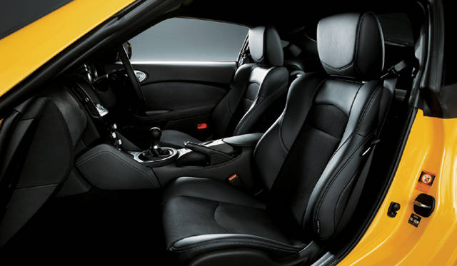 <b>NISSAN FAIRLADY Z｜日産フェアレディZ</b><br>シートはベースモデルとVersion Sがファブリック（黒）、Version Tと同STが本革×スエード調ファブリック（パーシモオレンジ、ブラック、グレー）となる。