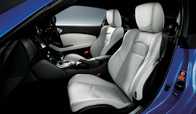 <b>NISSAN FAIRLADY Z｜日産フェアレディZ</b><br>シートはベースモデルとVersion Sがファブリック（黒）、Version Tと同STが本革×スエード調ファブリック（パーシモオレンジ、ブラック、グレー）となる。