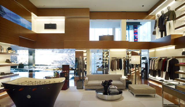 <strong>LOUIS VUITTON｜ルイ・ヴィトン</strong>　『表参道メンズ』天井の高く広々としたラグジュアリーな空間。