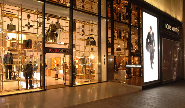 <strong>LOUIS VUITTON｜ルイ・ヴィトン</strong>　『表参道メンズ』へのエントランスはショーウィンドウの向かって右側に。